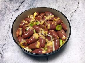 将其抓匀，盖上保鲜膜，放入冰箱里冷藏腌制1个小时左右。