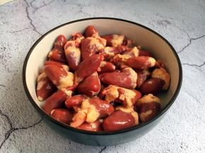 鸡心：鸡杂之一。色紫红，形呈锥形、质韧，外表附有油脂和筋络。