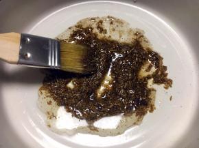 在烤串期间，调一个孜然碗汁。在小碗里放入适量（1勺）的食用油，2g左右的孜然粉，2g左右的椒盐粉，搅拌均匀。