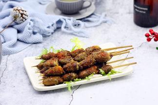 从烤箱里取出鸡心串依据个人口味的喜好，可以再撒些孜然粉，喜欢吃辣的话可以撒些辣椒粉。