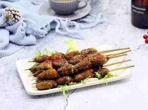 从烤箱里取出鸡心串依据个人口味的喜好，可以再撒些孜然粉，喜欢吃辣的话可以撒些辣椒粉。