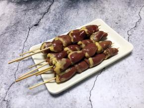 用竹签子将鸡心穿成串。没有竹签子可直接将鸡心放在烤盘里烤。