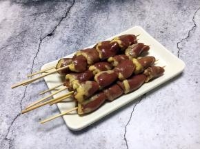 用竹签子将鸡心穿成串。没有竹签子可直接将鸡心放在烤盘里烤。
