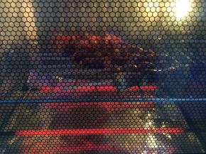 烤箱的底部用锡箔纸垫上，为了便于清洗烤箱。将鸡心串放在烤箱的壁网上，置于烤箱的中层，烤箱上下火设置200度，先烤10分钟。