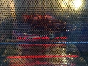 烤箱的底部用锡箔纸垫上，为了便于清洗烤箱。将鸡心串放在烤箱的壁网上，置于烤箱的中层，烤箱上下火设置200度，先烤10分钟。