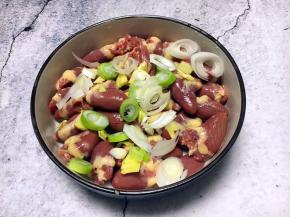 腌制鸡心时先放入葱姜。