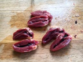 也可将鸡心一切两开，这样更利于清洗鸡心里边的污血，烤起来也节省时间。