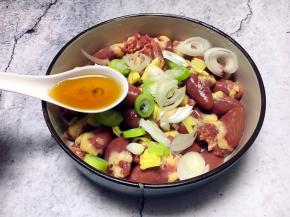 放入1勺的黄酒。