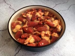 将鸡心泡半个小时，清洗时最好在鸡心的筋络切口处使劲捏一捏，将鸡心里的污血挤出来。多清洗几遍，沥干水分备用。