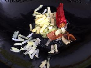 锅内放油烧热，放入配料爆香