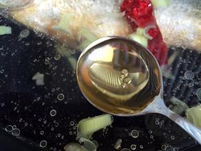 锅内添清水，放入黄花鱼，放入料酒