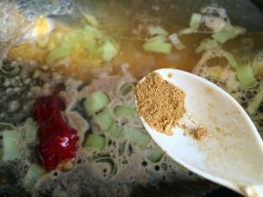 放入花椒粉，大火烧开后转中火炖半小时