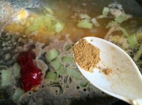 放入花椒粉，大火烧开后转中火炖半小时