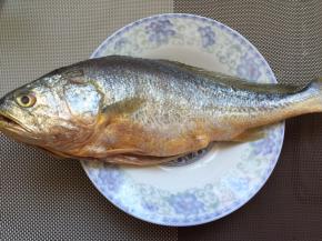 黄花鱼去鳞去腮去内脏，尤其鱼肚里面的黑膜要去掉，洗净