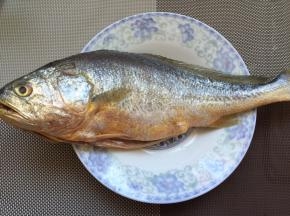 黄花鱼去鳞去腮去内脏，尤其鱼肚里面的黑膜要去掉，洗净