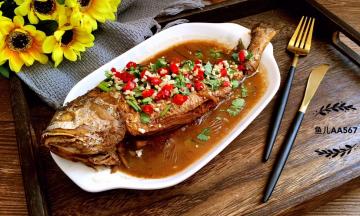 装盘撒大蒜末、香菜段、辣椒段食用