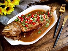 装盘撒大蒜末、香菜段、辣椒段食用