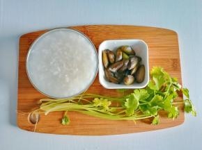 食材准备:蛤仔38克、白粥1碗、芹菜10克