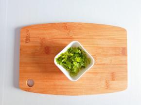 芹菜洗净切成末