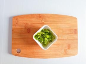芹菜洗净切成末