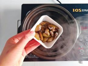 水开下蛤仔煮至开口