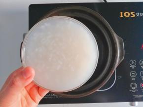 起锅倒入白粥煮开