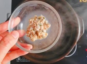 加入蛤仔肉煮1分钟
