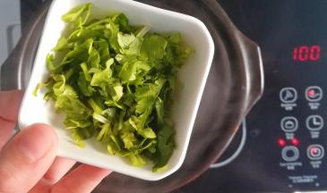 加入芹菜末煮1分钟