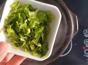 加入芹菜末煮1分钟