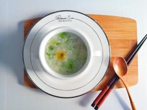 出锅后滴入黑芝麻亚麻籽油搅拌均匀