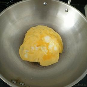 热锅凉油下打散的鸡蛋，煎至凝固后盛出，凉凉切碎。