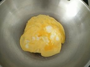 热锅凉油下打散的鸡蛋，煎至凝固后盛出，凉凉切碎。