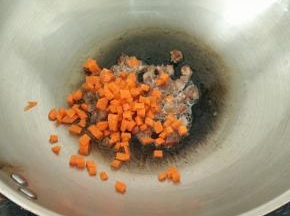 锅里重新放少许油下腊肠，煸至腊肠里的肥肉变透明。加入胡萝卜，翻炒片刻。