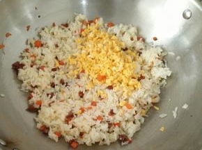 接着放入鸡蛋，翻炒均匀。