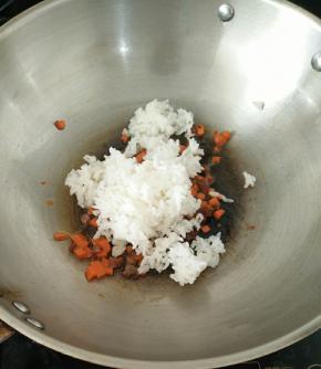 加入米饭，不停的翻炒，让米饭散开。