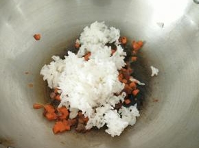 加入米饭，不停的翻炒，让米饭散开。