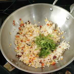 最后放入生菜叶，加入适量耗油和盐调味。