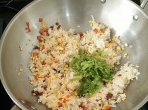 最后放入生菜叶，加入适量耗油和盐调味。