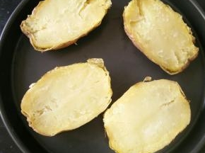 土豆用微波炉加热10~15分钟，拿出来凉凉。对半切开。