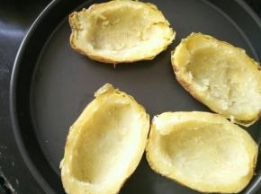 挖出土豆泥，留少许做容器。