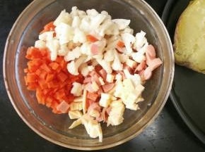 胡萝卜、花菜、火腿肠和一片芝士，分别切成小块。