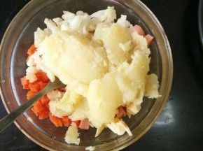 放入土豆泥，加入胡椒粉和盐，搅拌均匀。