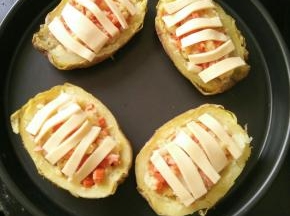 上面再铺上芝士条。烤箱预热。