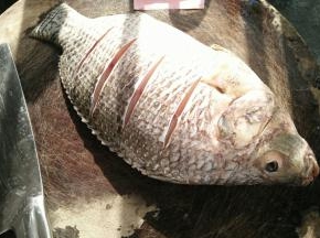 罗非鱼清洗干净，在两面划几刀。