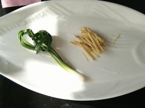 姜切丝，葱花打结。