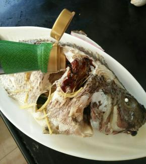 拿出来，淋适量酱油和热油。