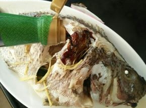 拿出来，淋适量酱油和热油。