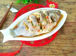 撒点葱花，再剪个辣椒做装饰。