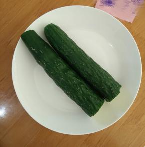 黄瓜洗干净，焯水几秒钟捞出。