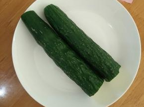 黄瓜洗干净，焯水几秒钟捞出。